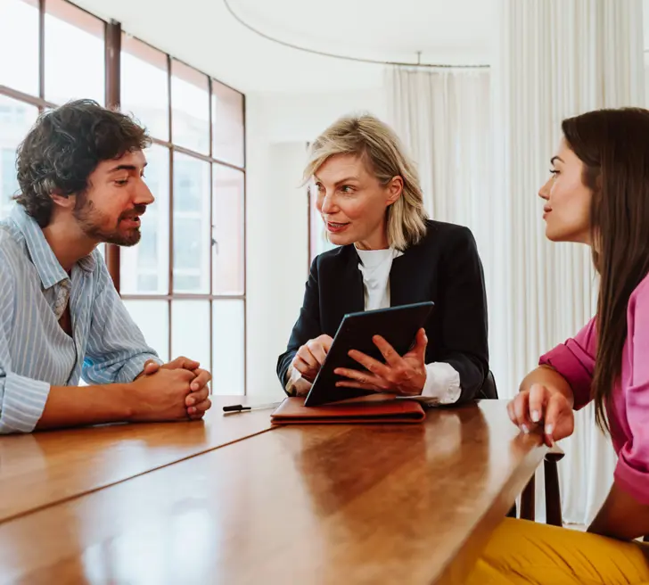 Zakenvrouw overlegt met man en vrouw