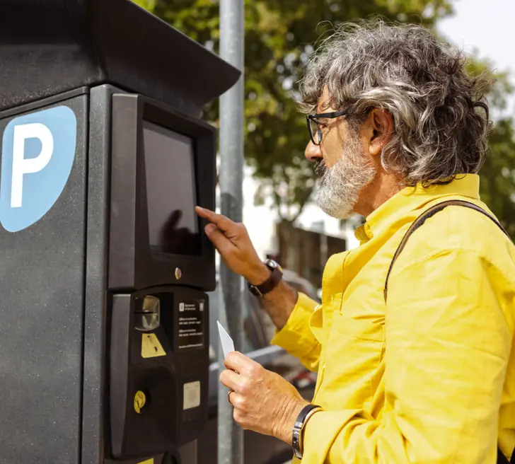Man koopt parkeerkaart