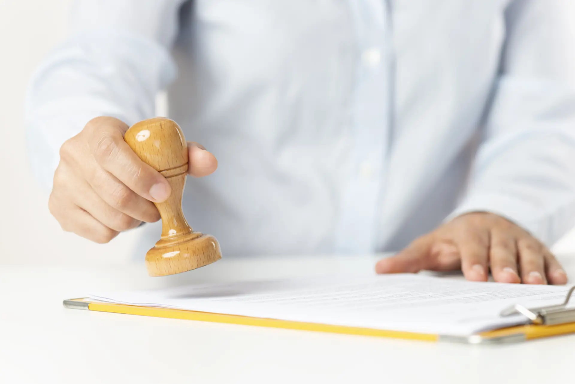 Man drukt stempel op papier