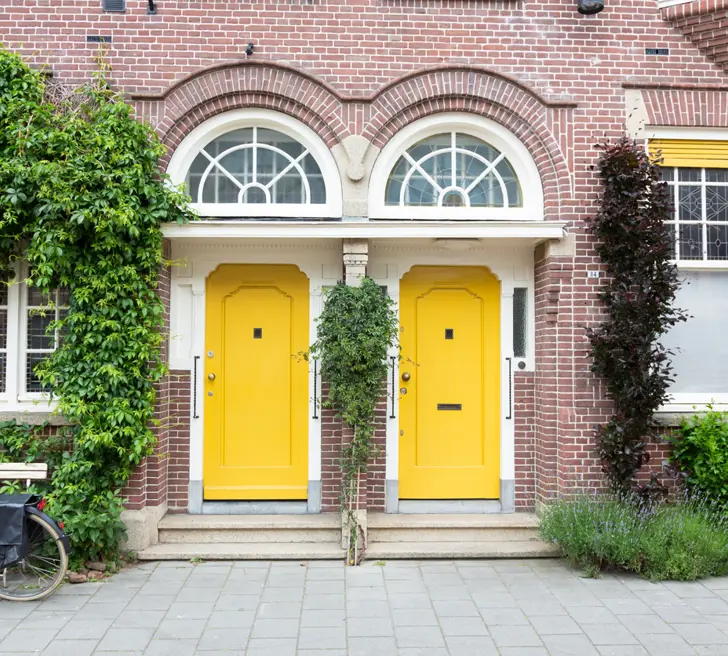 2 gele voordeuren